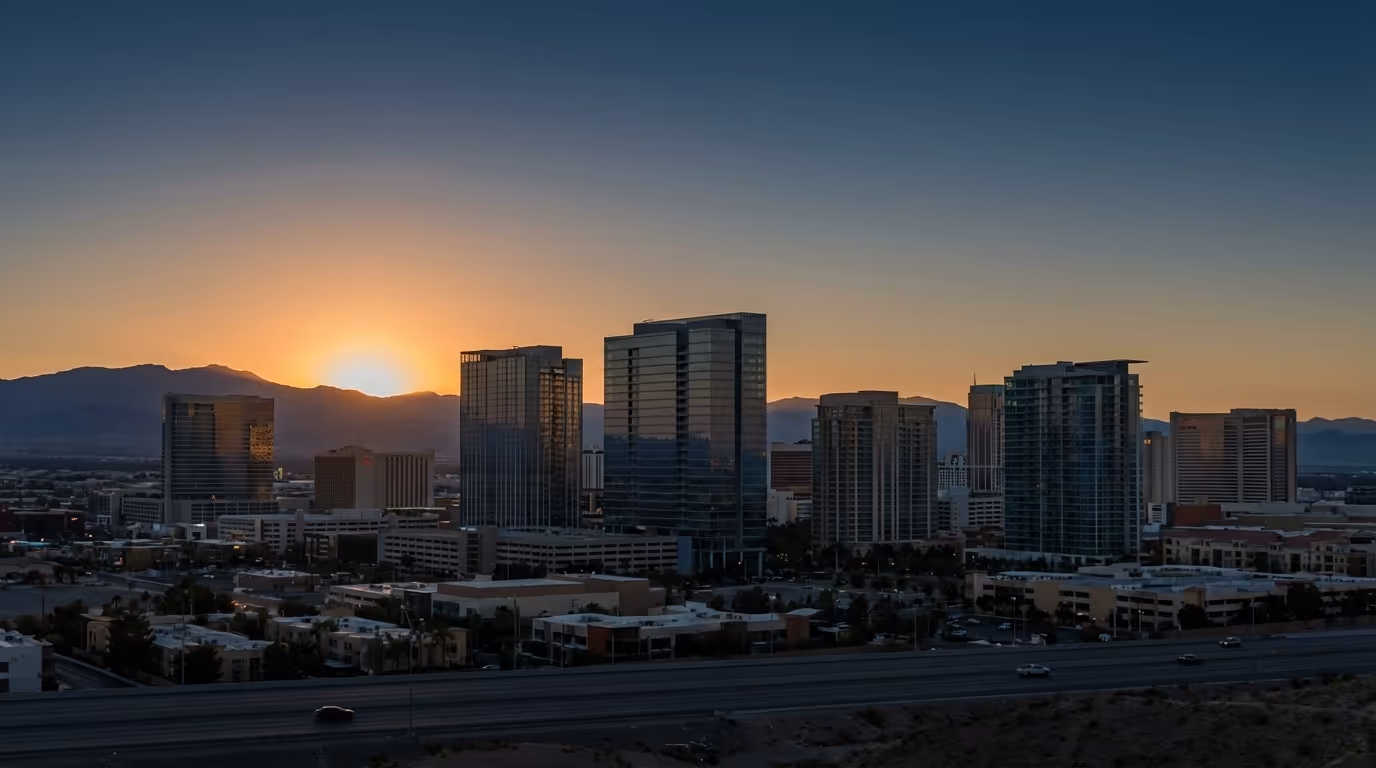Panorama Las Vegas o zachodzie słońca, słońce chowa się za górami.