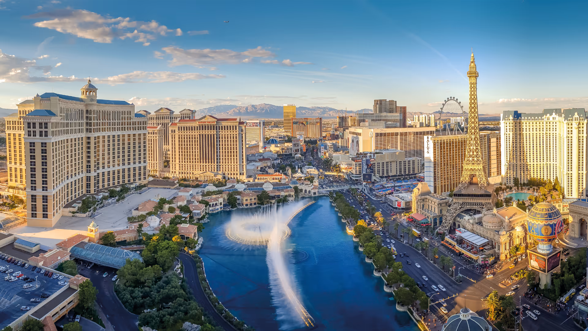 Las Vegas Strip z lotu ptaka o złotej godzinie, fontanny Bellagio w trakcie pokazu.